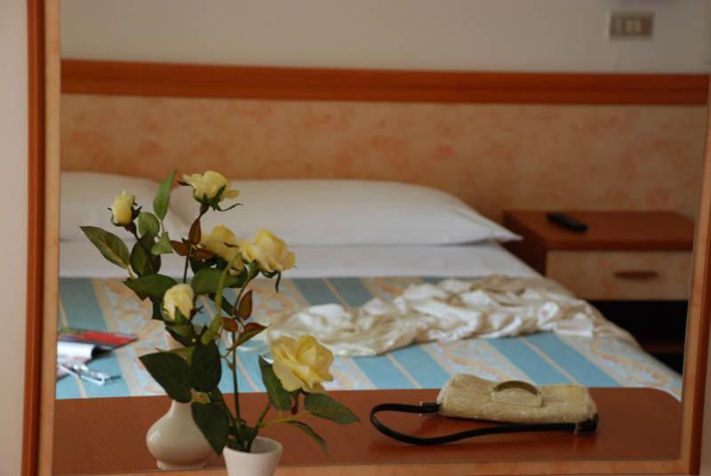 Hotel Serenella Vintage Rimini Extérieur photo